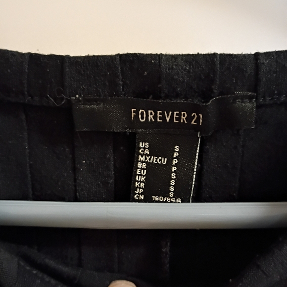 🆓 Free W/Purchase Forever 21 Size Small Black Cropped T-Shirt - Picture 3 of 4